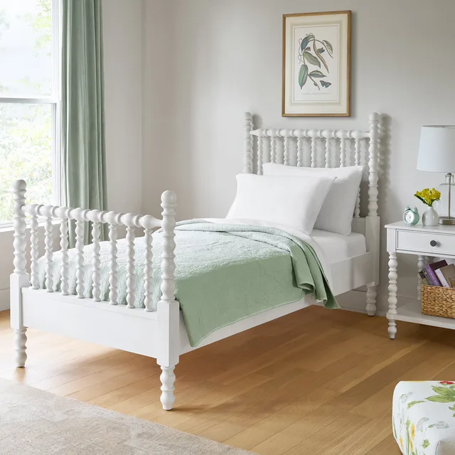 Bed white 41.75 in 83 in